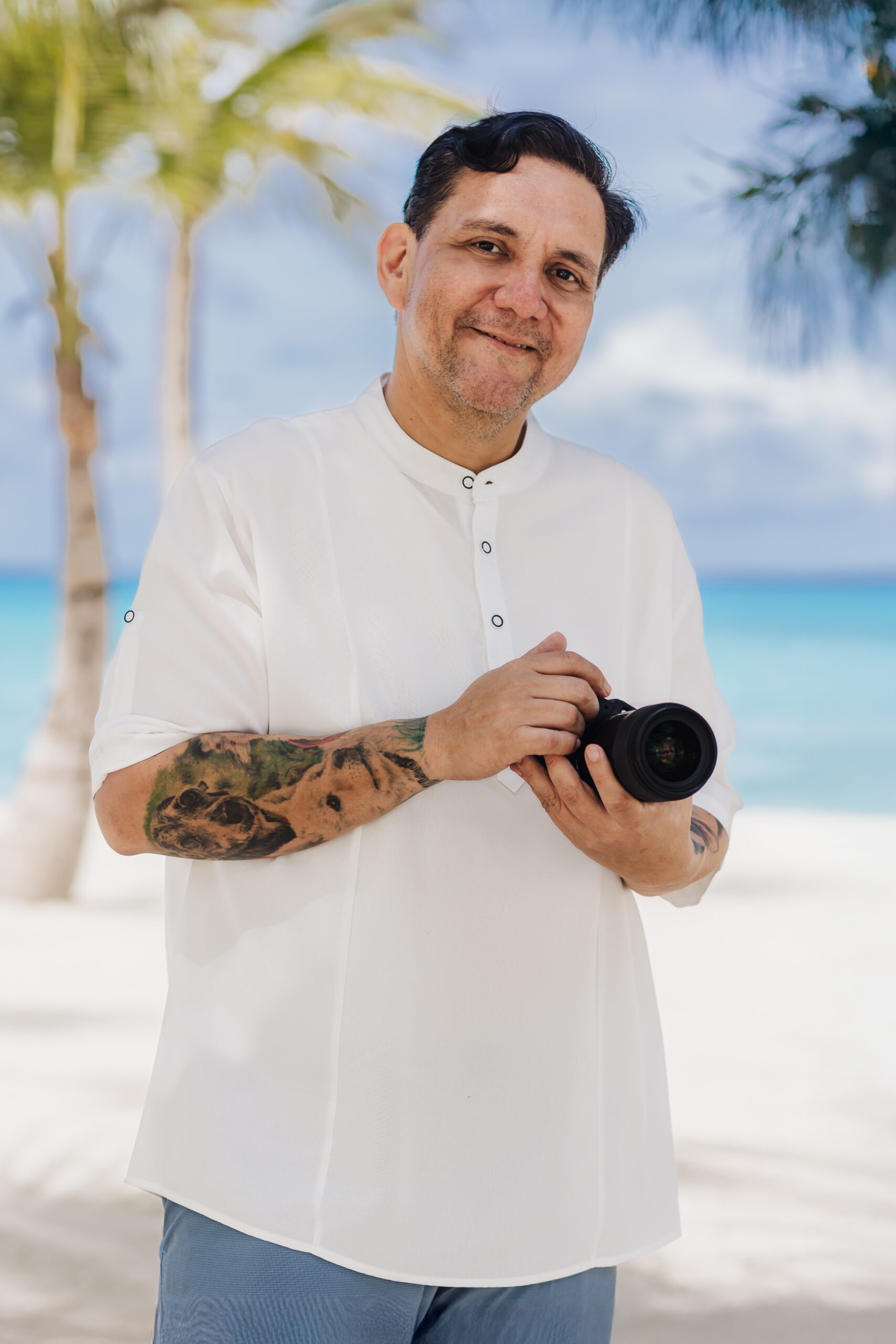 The professional La Romana photographer team posing together during a beach photoshoot.