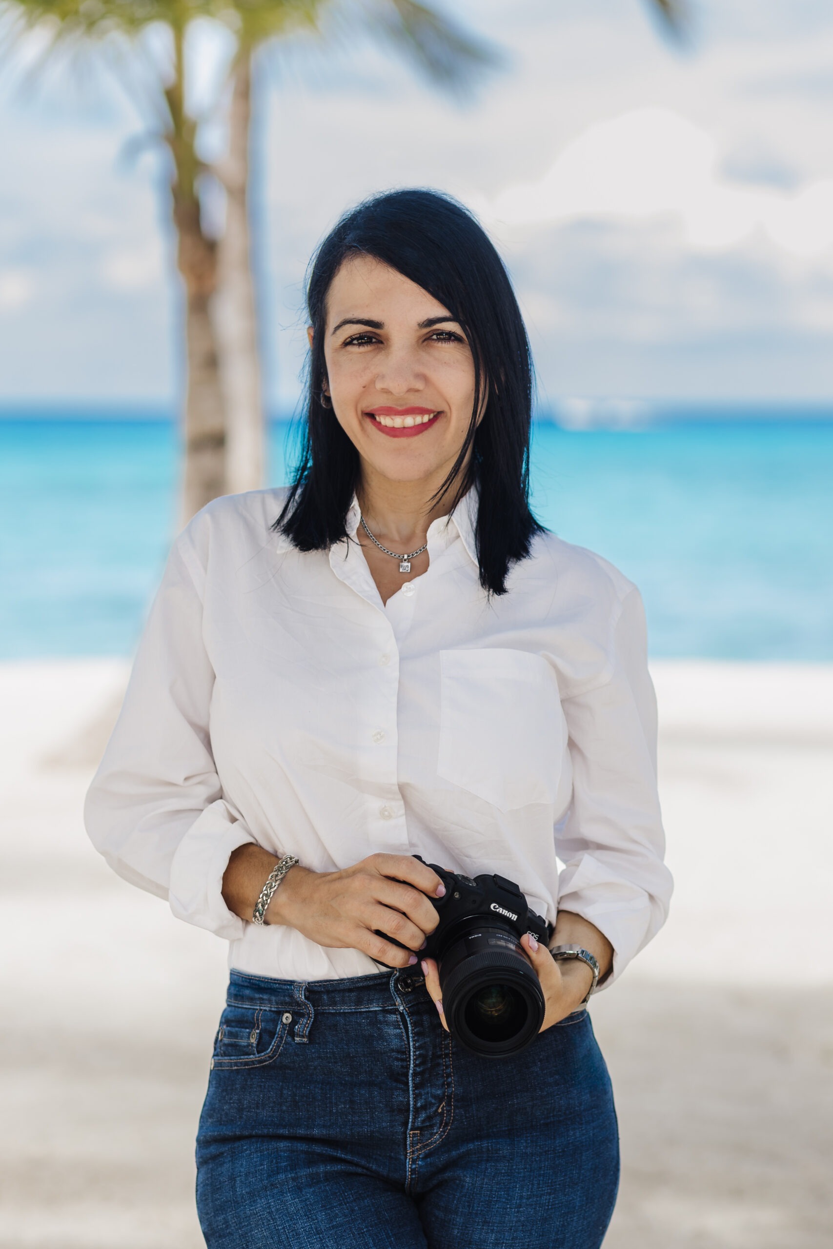 The professional La Romana photographer team posing together during a beach photoshoot.